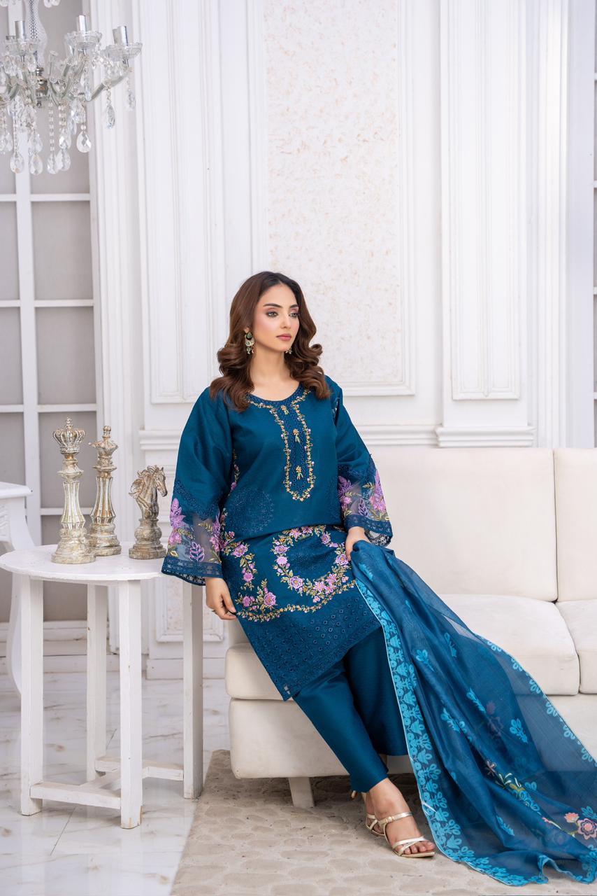 EMBROIDERED LIGHT KHADDAR 3 PIECE SUIT
